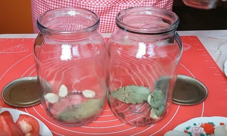 We put garlic and pepper in jars.