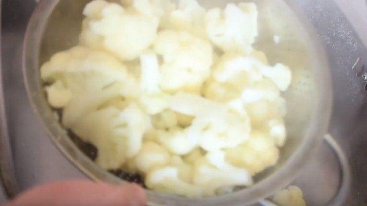 We discard the cabbage into a colander and let it cool.