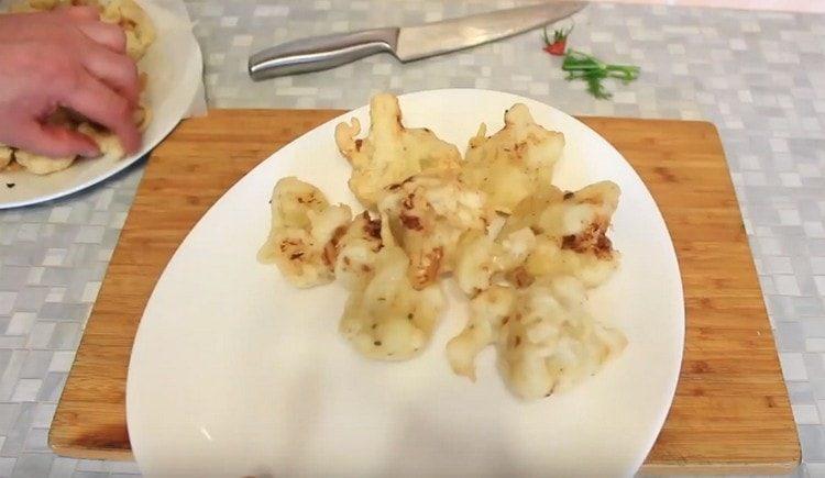 Put the cauliflower on a plate.