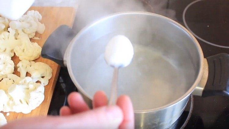 Bring the water to a boil in a pan, salt it.