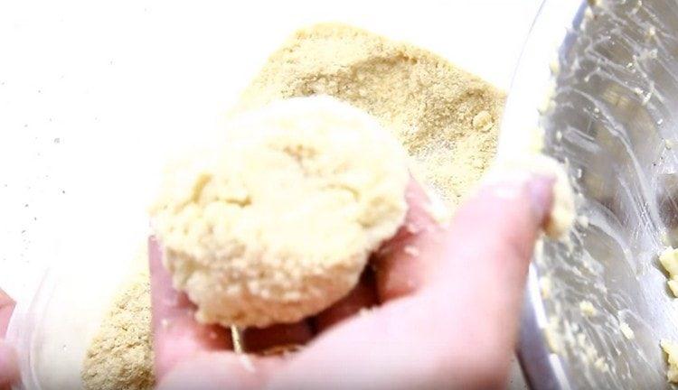 We form cutlets, roll them in breadcrumbs.