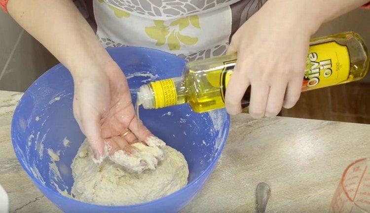 In the process of mixing, add a little more vegetable oil.