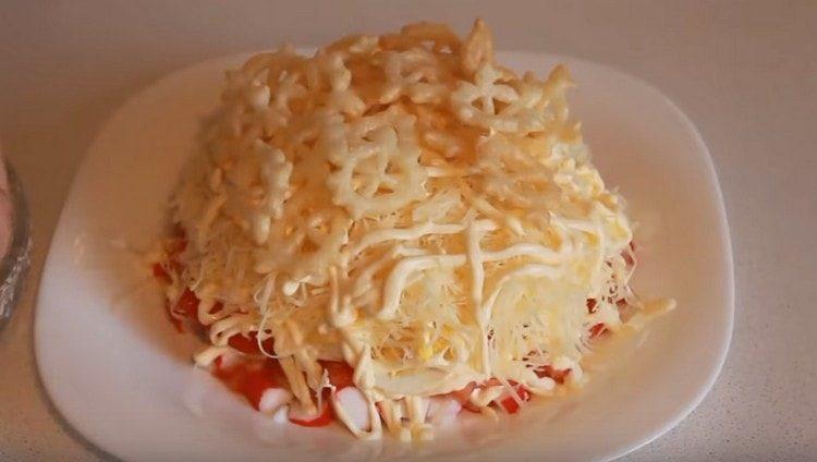 Such a simple salad with crab sticks would be even tastier if garnished with crab flavored chips.