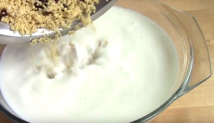 We spread millet with raisins in milk.