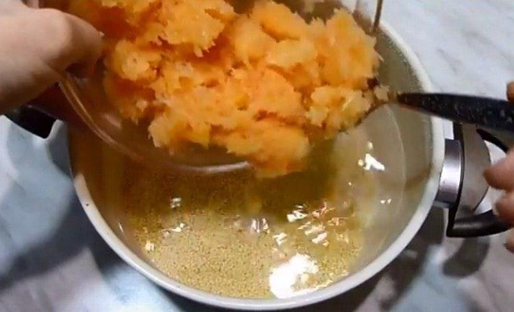 Add to the pan to the millet grated pumpkin.