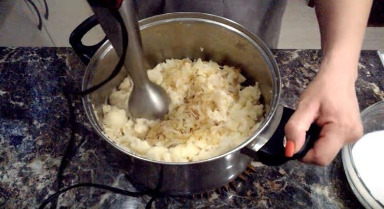 We interrupt the vegetables with a blender.