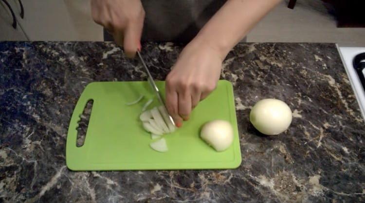 Cut the onion into half rings.