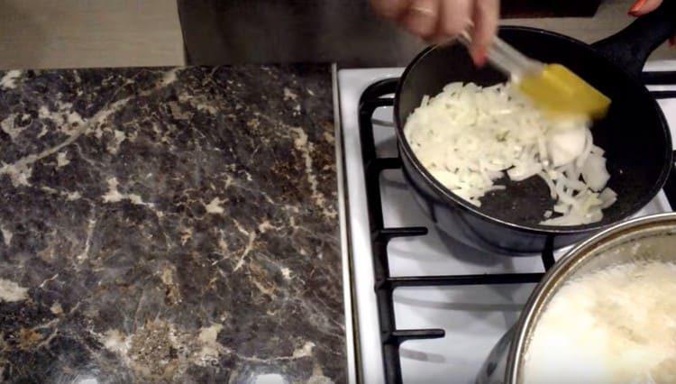 Fry the onion in a pan.