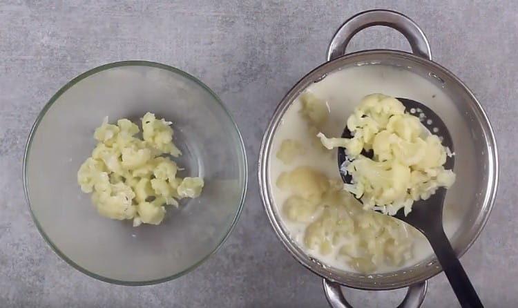 Using a slotted spoon we get the inflorescences from milk.