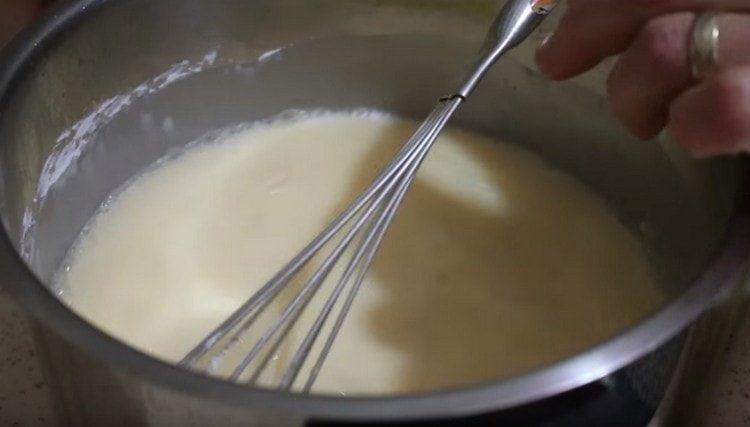 Mix the mass until smooth.