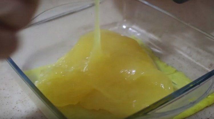 We lay out the thickened mass in a mold lubricated with cold water.