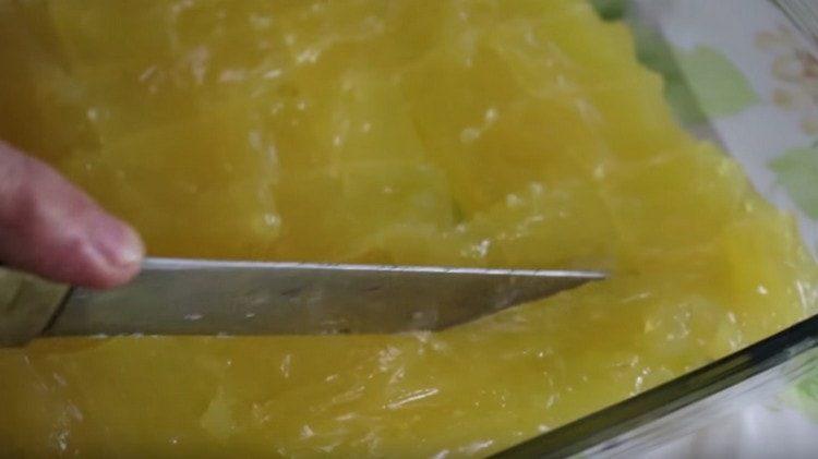 cut the Turkish delight into pieces right in the form.