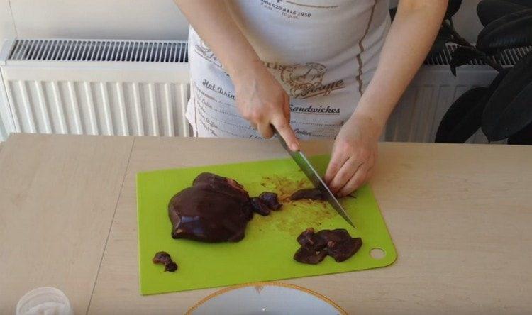 Cut the liver into pieces.