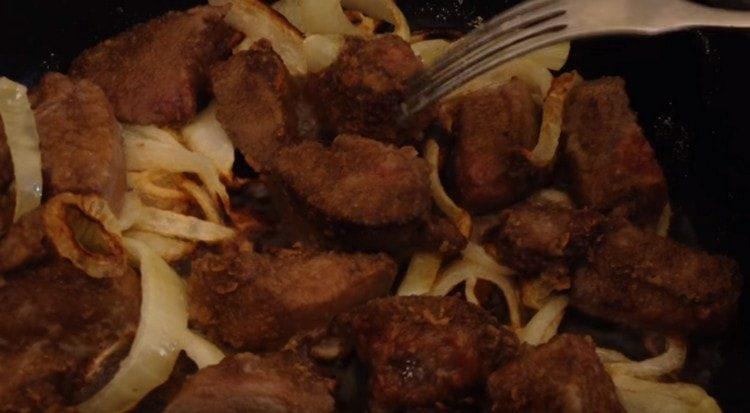 Turn the pieces of the liver on the other side.