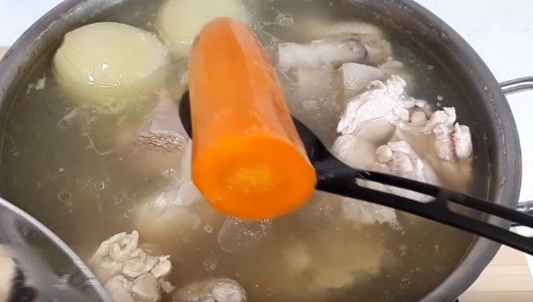 We take out the cooked carrots and leave for further decoration of the dish.