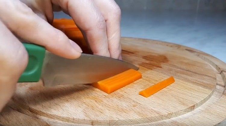 Cut the carrots into thin strips.