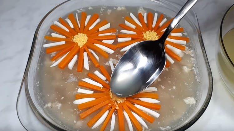 Pour the flowers with a few drops of broth and put in the refrigerator.