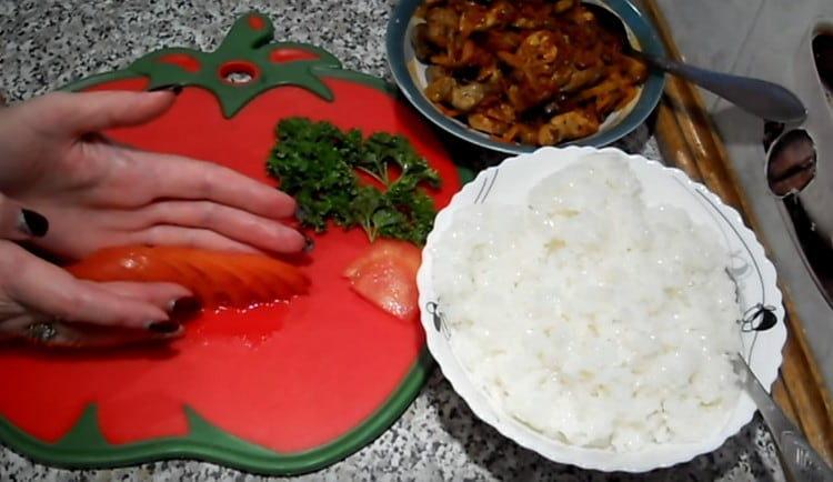 Cut the tomato into thin slices.