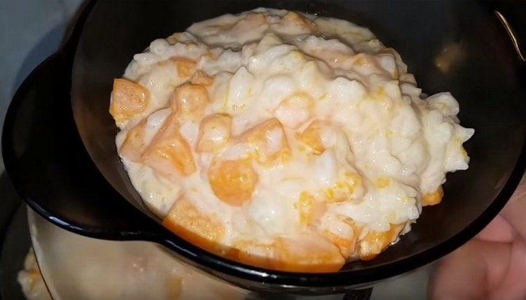 Delicious rice porridge with pumpkin is ready.