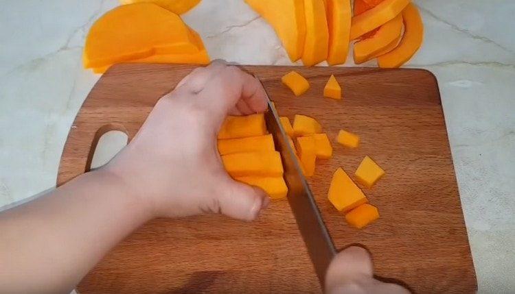 We clean the pumpkin and cut into pieces.