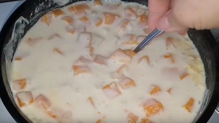 Remove the porridge from the stove and remove the milk froth.