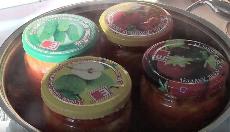 We sterilize the jars with the salad.