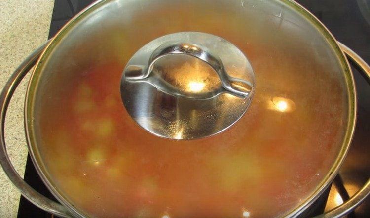 Bring the mixture to a boil under the lid and turn it off.