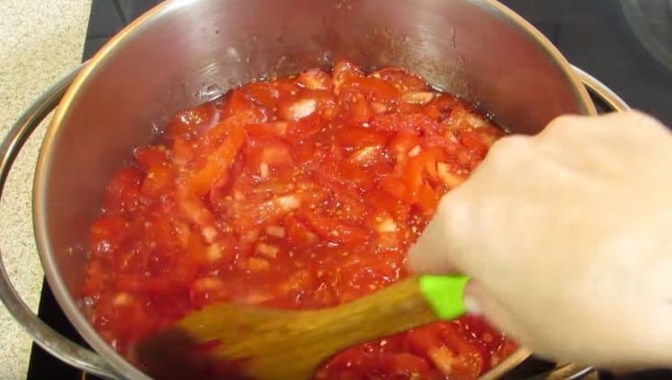 Cook the tomato mass.