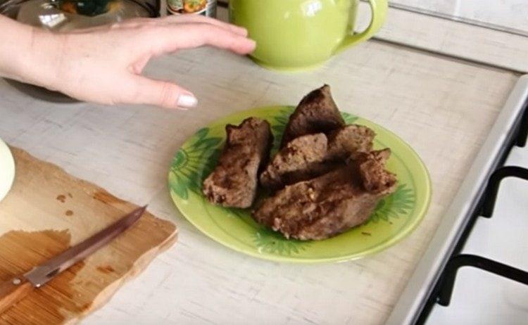 The liver must first be boiled.