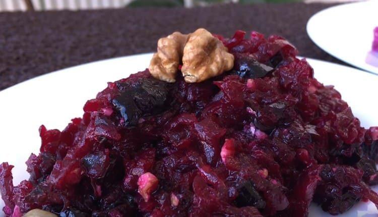 A light beetroot salad is ready.