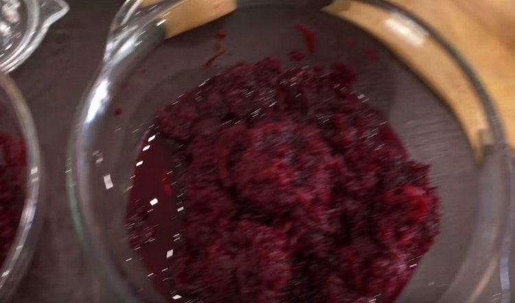 Rub the beets on a fine grater.