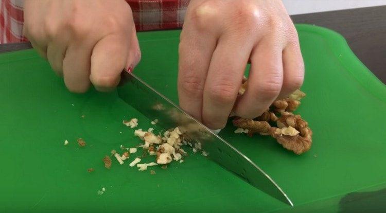 Finely chop walnuts.
