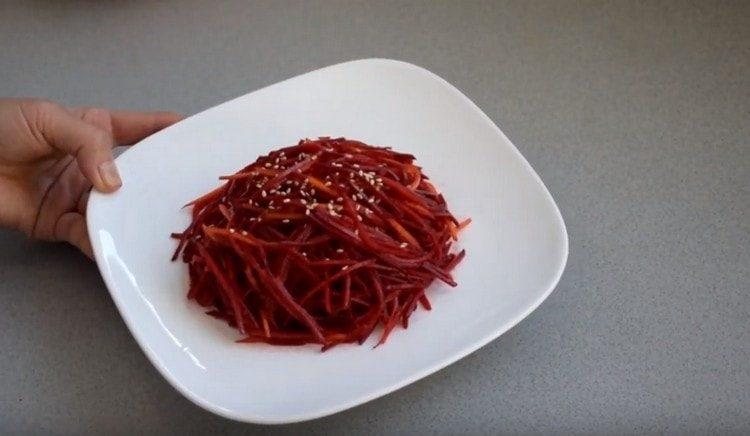 When serving such a salad of beets and carrots, you can sprinkle with sesame seeds.