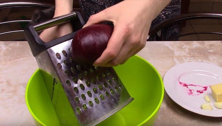 rub the beets on a coarse grater.