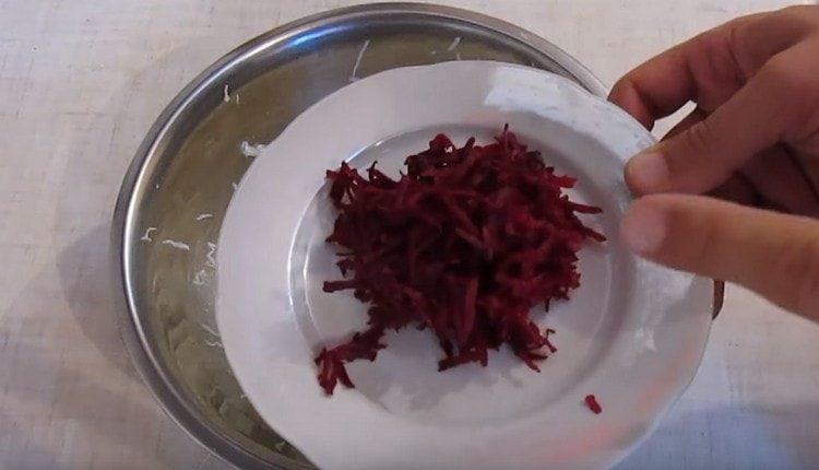 On a fine grater, rub the beets.