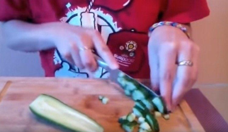 cut the cucumber into a cube.