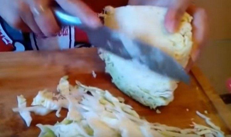 Shred finely cabbage.