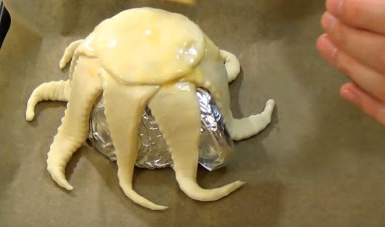 lay on top a circle of dough and also grease with an egg.