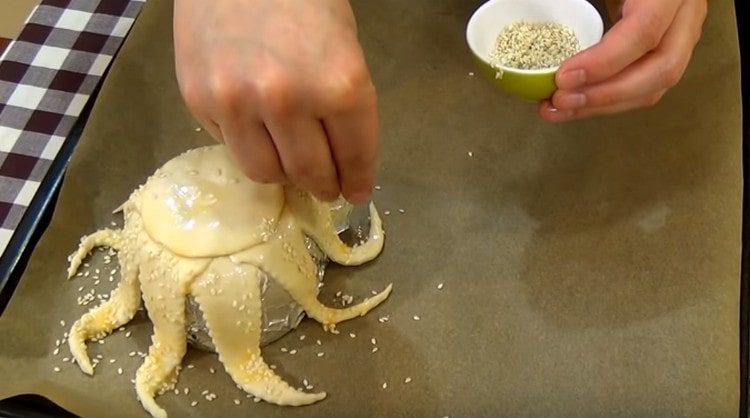 Sprinkle the workpiece with sesame seeds.