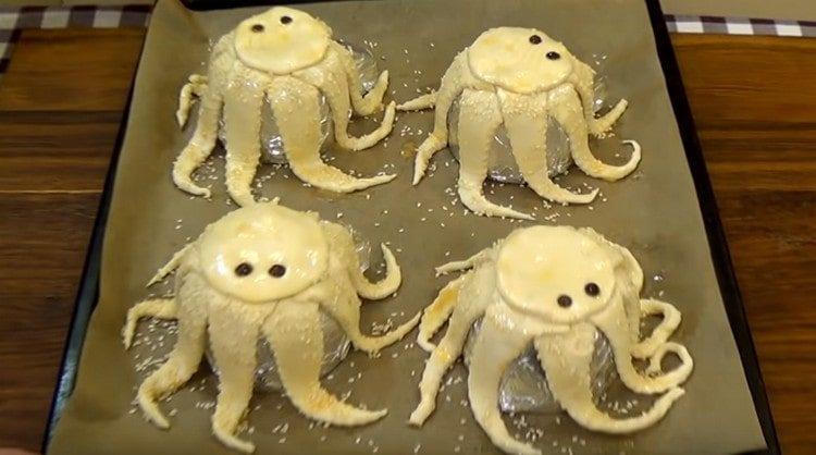 We expose the cups from the workpiece to the baking sheet.