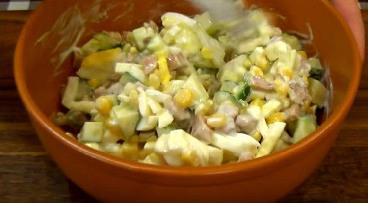 Salt and pepper the salad, mix.