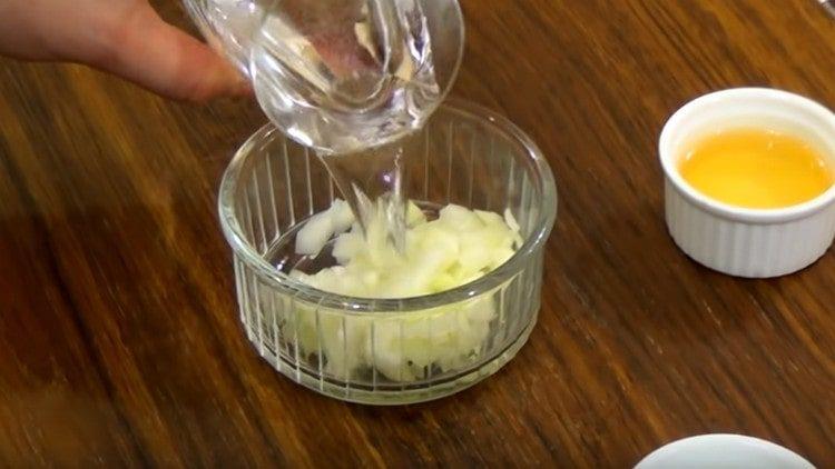 Add water, vinegar, salt and sugar to the onion.