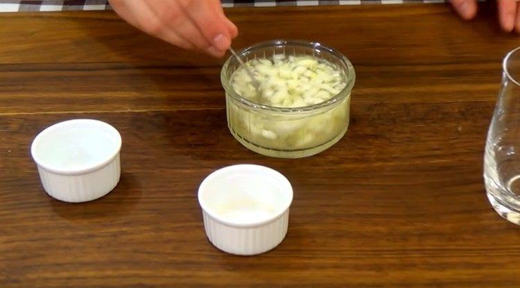 Stir the onion in the marinade.