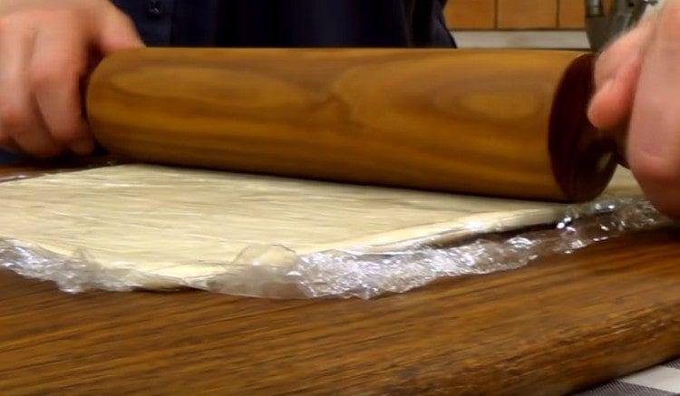 Between two layers of cling film roll puff pastry.