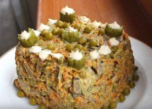 Cooking a delicious and nutritious salad. Glutton with liver.