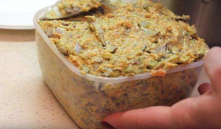 Dress salad with mayonnaise.