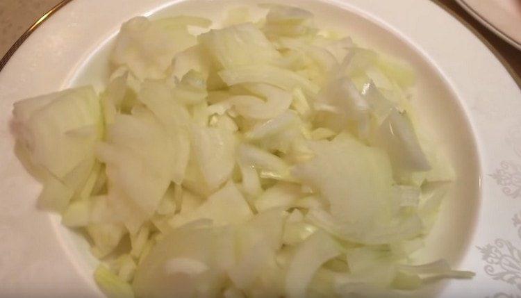 Onion cut into half rings.