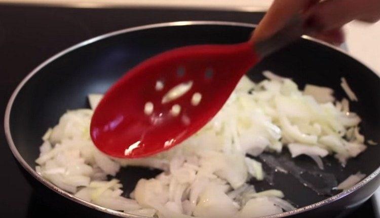 Fry the onion in vegetable oil.