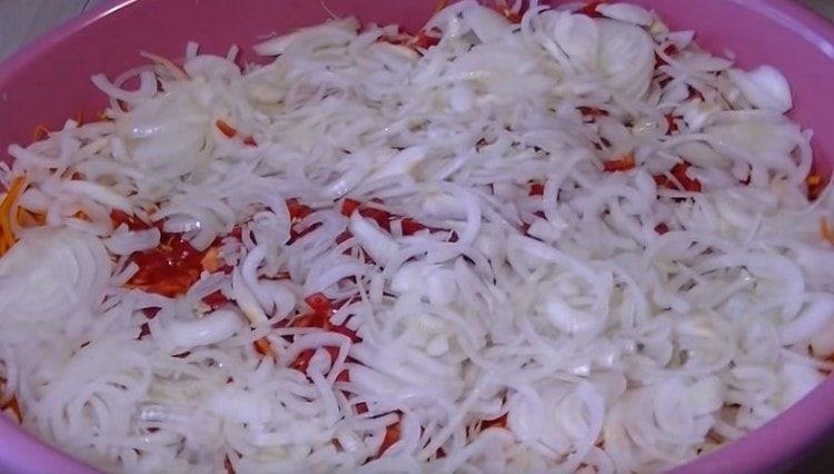 Tamp the vegetables well in a bowl.