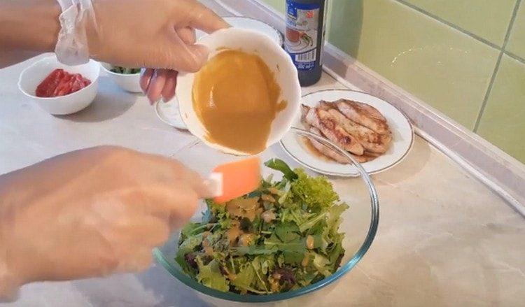 Water the lettuce leaves half the dressing.